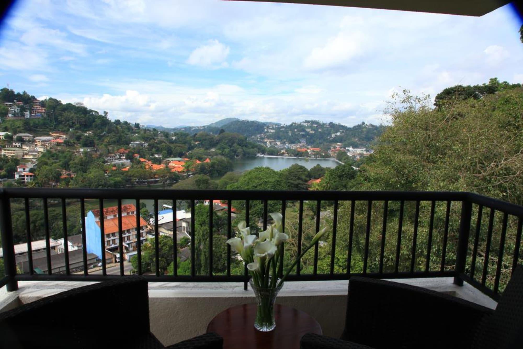 Thilanka Hotel Kandy Exterior foto