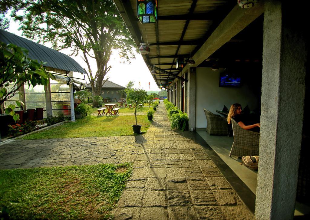 Thilanka Hotel Kandy Exterior foto